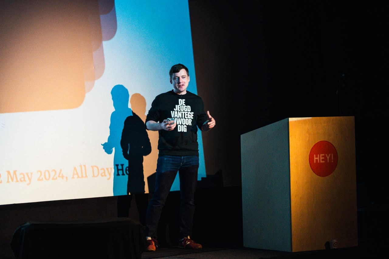 Hidde standing next to Hey branded   