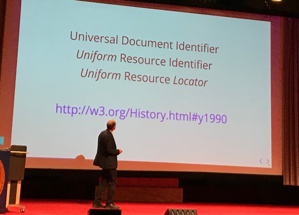 Berners Lee in front of slide with URI vs UDI vs URL