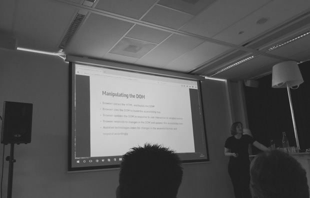 Léonie presenting; slide about dom manipulation