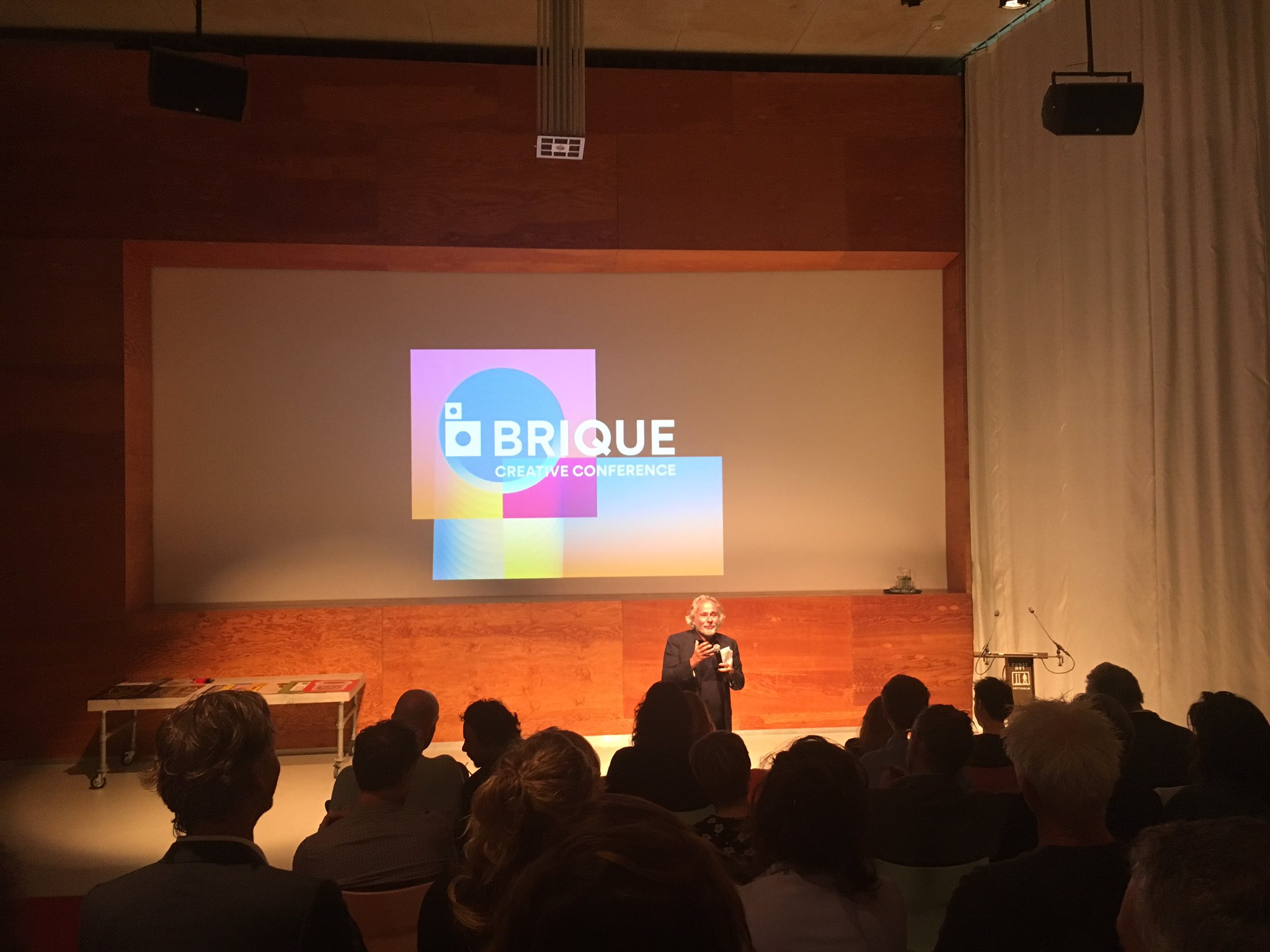 Presenter in front of Brique logo slide